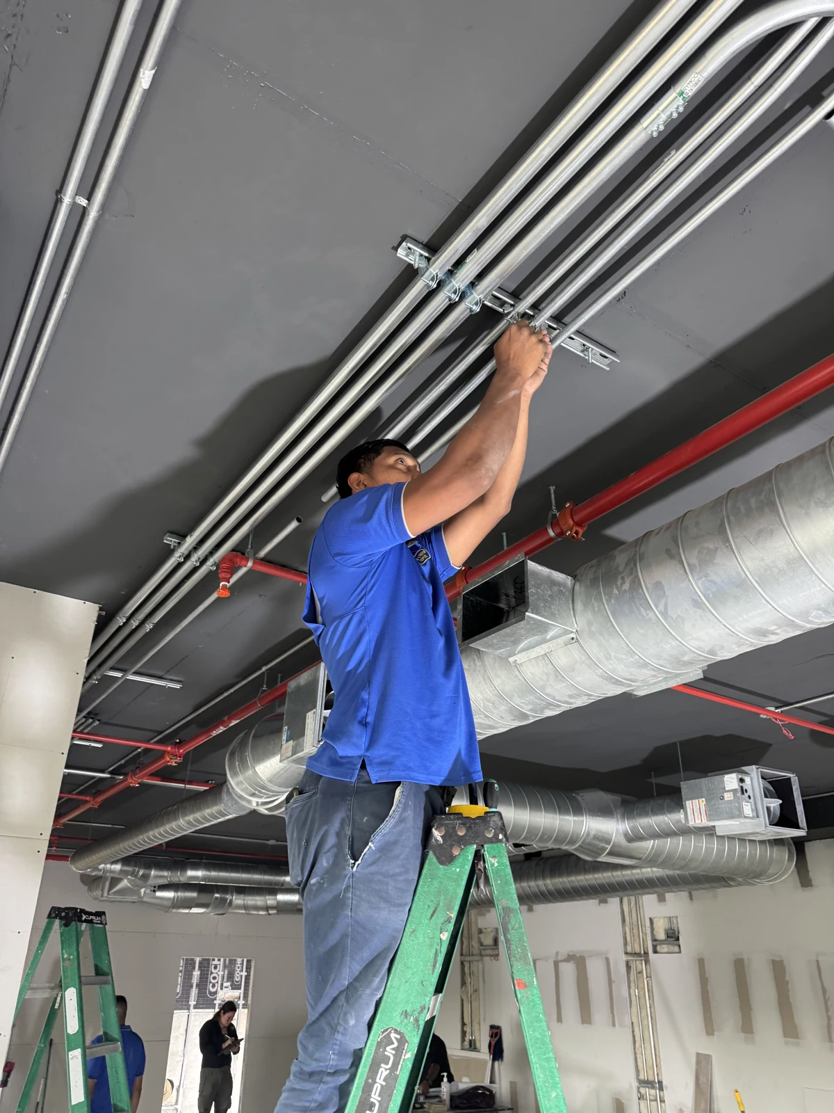 Montaje de canalizaciones eléctricas en cielo — Tec Studio