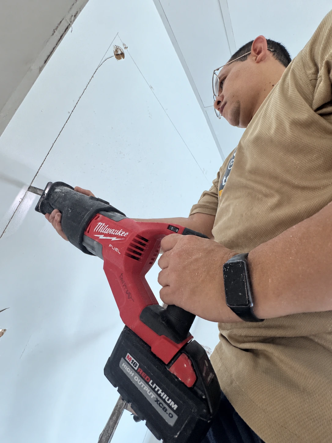 Trabajo de corte con sierra reciprocante en obra
