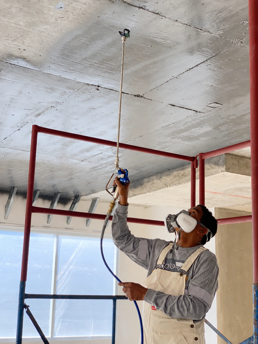 Aplicación de pintura airless en cielo — Tec Studio